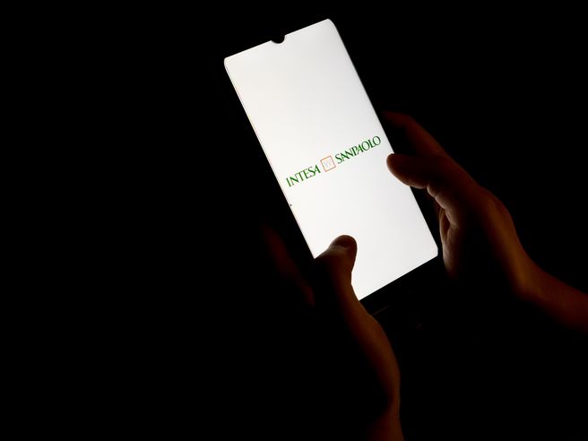 I titoli del giorno a Piazza Affari: Intesa Sanpaolo protagonista post conti