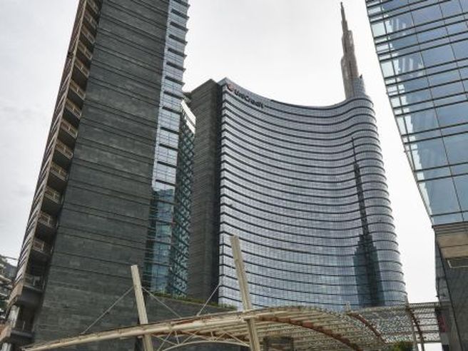 Unicredit annaspa sempre più, Credit Suisse taglia tp ma vede tanti punti di forza