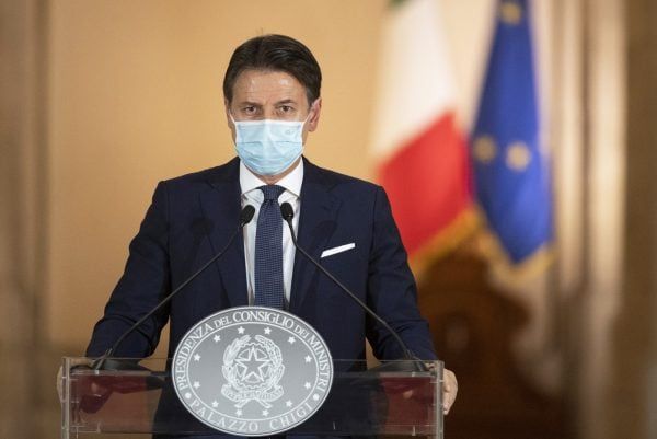 Nel presentare il nuovo lockdown, il presidente del Consiglio Giuseppe Conte minimizza sull'importanza del MES